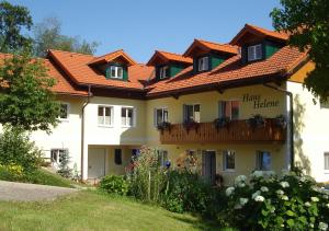 Gallery image of Frühstückpension Haus Helene in Schörfling