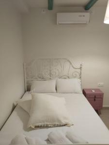 A bed or beds in a room at Isabel Artemis