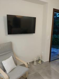 A television and/or entertainment centre at Isabel Artemis
