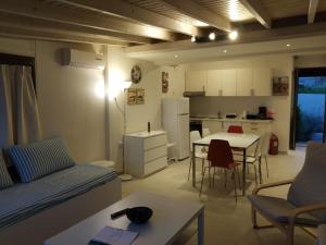 A kitchen or kitchenette at Isabel Artemis