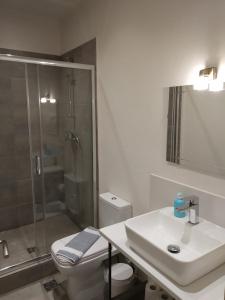 A bathroom at Isabel Artemis
