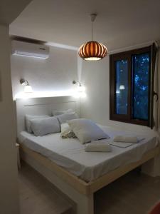 A bed or beds in a room at Isabel Artemis