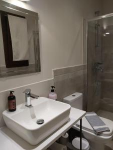 A bathroom at Isabel Artemis