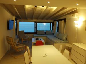A seating area at Isabel Artemis