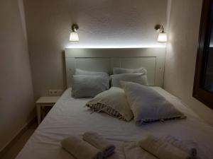 A bed or beds in a room at Isabel Artemis