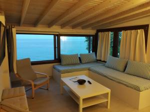 A seating area at Isabel Artemis