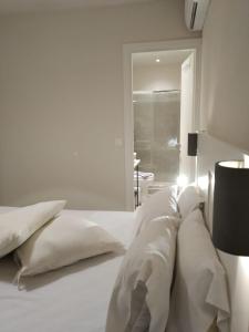 A bed or beds in a room at Isabel Artemis