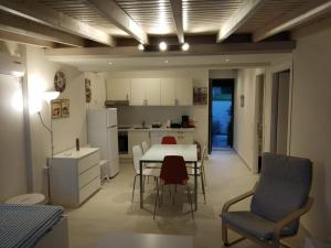 A kitchen or kitchenette at Isabel Artemis
