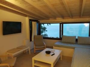 A television and/or entertainment centre at Isabel Artemis