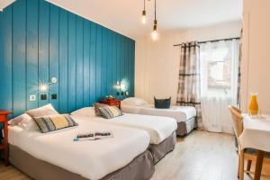 Rúm í herbergi á Hôtel Spa Mendi Alde