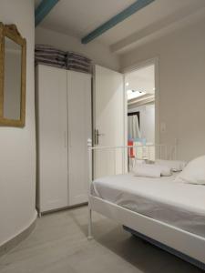 A bed or beds in a room at Isabel Artemis