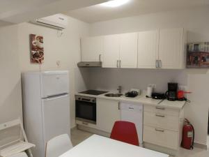 A kitchen or kitchenette at Isabel Artemis