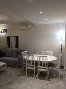 A seating area at Isabel Artemis
