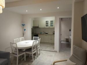 A kitchen or kitchenette at Isabel Artemis