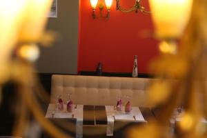 a restaurant with a table with drinks on it at Hotel Vauban in Besançon