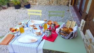 Pilihan sarapan tersedia untuk tetamu di L'Herbe aux Vaches