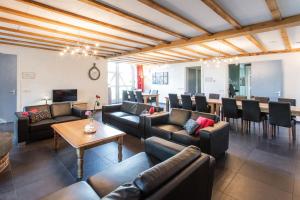 sala de estar con sofás, mesa y comedor en Spraelandhof, en Oostrum
