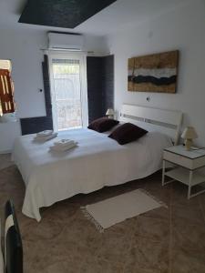 Giường trong phòng chung tại Rooms and Apartments V&M