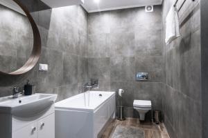 Ένα μπάνιο στο Tomasza 20 Apartment 140m2