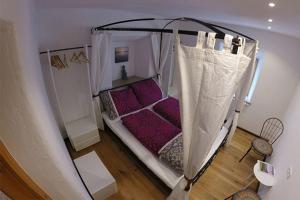 a small bedroom with a bed with a canopy at Hoamatl in Ebbs