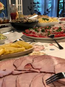 Jedlo v ubytovaní bed & breakfast alebo blízkom okolí