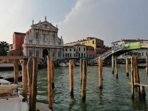 widok na most rialto z wody z molo w obiekcie Stefany's Home Venice Apartment w Wenecji