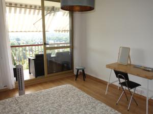 1 dormitorio con escritorio, TV y ventana en 2 Pieces proche Beauval et Châteaux en Montrichard