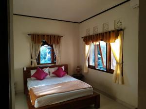Un pat sau paturi într-o cameră la Taman Sari Tagtag