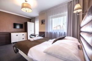 a bedroom with a bed and a window at Villa 33 Blisko Plaży in Sopot