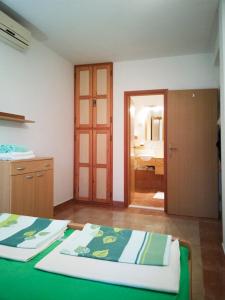 um quarto com uma cama e um quarto com uma casa de banho em Villa Ujoli em Splitska