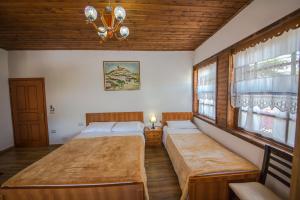 Una cama o camas en una habitación de Hotel Kalaja