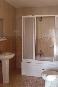 Ett badrum på Hotel Baykal