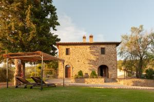 パニカーレにあるAgriturismo Poggio del Peroの石造りの家