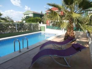 Bazén v ubytování Precioso chalet con piscina privada nebo v jeho okolí