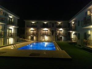 - une piscine au milieu d'un bâtiment la nuit dans l'établissement Karyada Hotel, à Çeşme