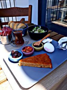 une table avec une assiette de nourriture et des bols de nourriture dans l'établissement Karyada Hotel, à Çeşme