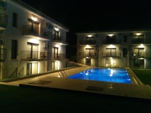 - une piscine en face d'un bâtiment la nuit dans l'établissement Karyada Hotel, à Çeşme