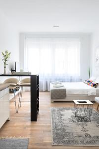 Un dormitorio con una cama y un escritorio en una habitación. en Flower Square Apartments, en Zagreb