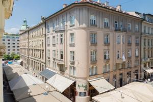 un gran edificio con sombrillas blancas delante en Flower Square Apartments, en Zagreb