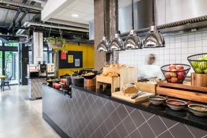 una cucina con un bancone con del cibo sopra di The Social Hub The Hague a L'Aia Altre 26 foto