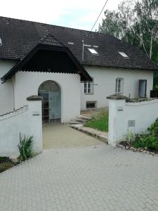 a white house with a door and a driveway at Penzion Boskovštejn in Boskovštejn