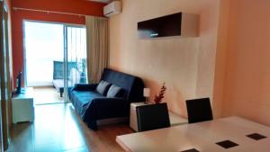 ベニドルムにあるPrecioso Apartment Lepanto-Levanteのリビングルーム(青いソファ、テーブル付)