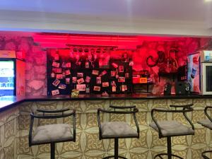 Salone o bar di Kaizen Gate Hotel