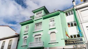 un edificio verde y blanco en una ciudad en Alojamiento Calzada Romana, en Belmonte de Miranda