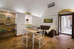 a living room with a table and a couch at Diletta Casa Vacanze in Lecce