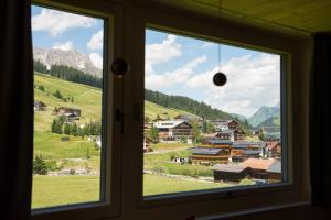 a window with a view of a mountain at Appartement Omeshorn anno 1593 in Lech am Arlberg