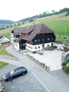 ein vor einem großen Gebäude geparkt in der Unterkunft Gästehaus Weilerhof - Apartments in Todtnauberg