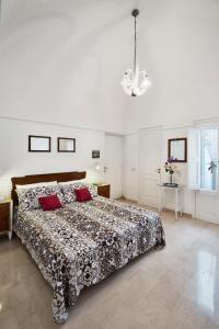 - une grande chambre avec un grand lit et des oreillers rouges dans l'établissement Il Cedrangolo House, à Monopoli