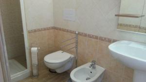 A bathroom at Fronte mare attico indipendente ed esclusivo con terrazza panoramica