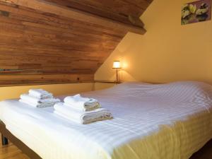 una camera da letto con un letto con asciugamani sopra di Cottage in Chaleix near Forest and Lake a Chaleix
